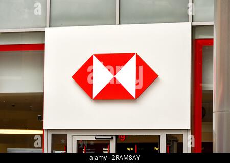 London, England, Großbritannien – 28. Juni 2023: Unterschreiben Sie über dem Eingang einer Filiale der HSBC-Bank im Zentrum von London. Stockfoto