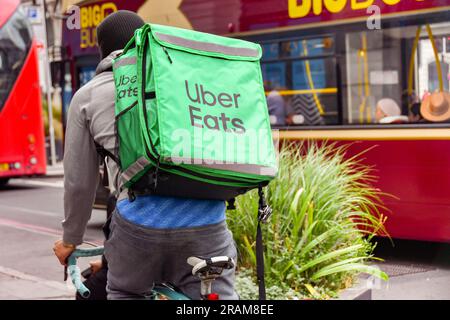 London, England, Vereinigtes Königreich - 28. Juni 2023: Radfahrer mit isoliertem Liefercontainer für das Lebensmittelliefergeschäft Uber Eats in London Stockfoto