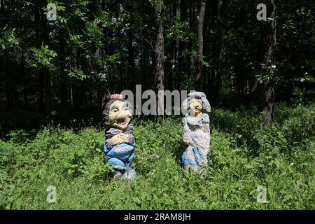 Sowjetische Statuen im Kinderpark Stockfoto