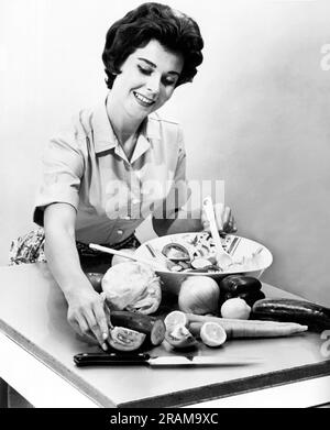 Pittsburgh, Pennsylvania: 27. September 1960 Eine Frau bereitet einen Salat auf einer Edelstahlplatte zu, um ihre Säurebeständigkeit zu demonstrieren. Stockfoto