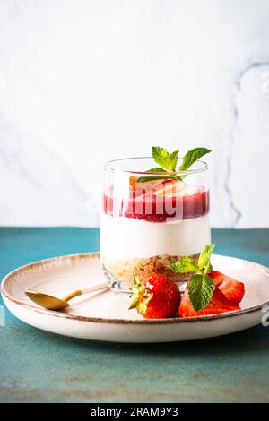 Erdbeerkäsekuchen im Glas, kein Backdessert. Stockfoto