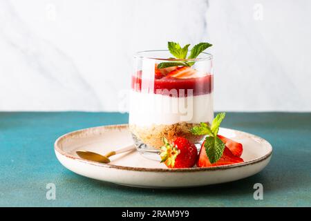 Erdbeerkäsekuchen im Glas, kein Backdessert. Stockfoto