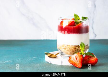 Erdbeerkäsekuchen im Glas, kein Backdessert. Stockfoto