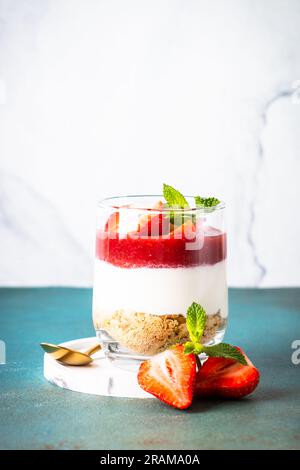 Erdbeerkäsekuchen im Glas, kein Backdessert. Stockfoto