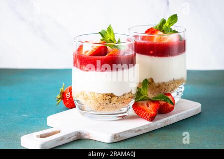 Erdbeerkäsekuchen im Glas, kein Backdessert. Stockfoto