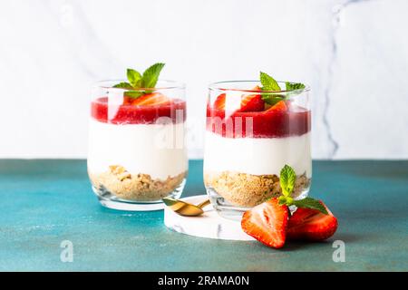 Erdbeerkäsekuchen im Glas, kein Backdessert. Stockfoto