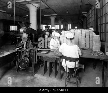 Long Island City, New York: 1923 die Chiclet-Verpackungsabteilung der American Chicle Company. Stockfoto