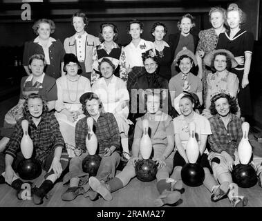 Vereinigte Staaten: 1942. Ein Frauenporträt vom Bowling-Team. Stockfoto