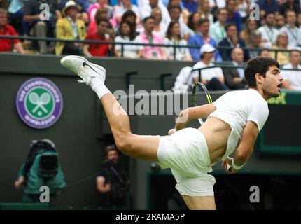 Wimbledon. Carlos Alcaraz aus Spanien. 04. Juli 2023. In Aktion während der ersten Runde gegen Jeremy Chardy von Frankreich während der Eröffnung in Wimbledon. Kredit: Adam Stoltman/Alamy Live News Stockfoto