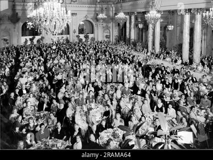 Kalifornien: ca. 1930 Eine Bankettszene in einem eleganten Saal. Stockfoto