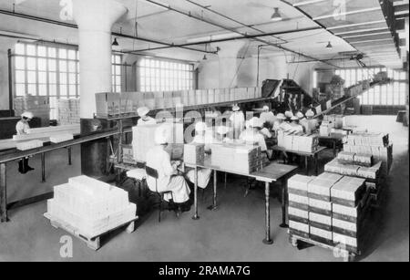 Long Island City, New York: ca. 1921 Eine Ecke der Verpackungsabteilung der American Chicle Company, wo Millionen von Kisten Kaugummi verpackt und für den Versand verpackt werden. Stockfoto