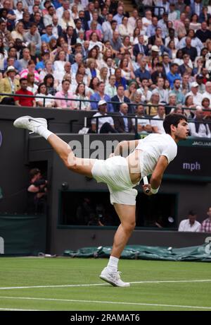 Wimbledon. Carlos Alcaraz aus Spanien. 04. Juli 2023. In Aktion während der ersten Runde gegen Jeremy Chardy von Frankreich während der Eröffnung in Wimbledon. Kredit: Adam Stoltman/Alamy Live News Stockfoto