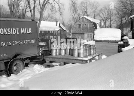 Woodstock, Vermont: ca. 1939 Bauern bringen ihre Milchdosen jeden Morgen früh an die Kreuzung, wo sie vom Bellows Falls Co-op Creamery Truck abgeholt und zum Brookside Milk Company in der Stadt gebracht werden. Stockfoto
