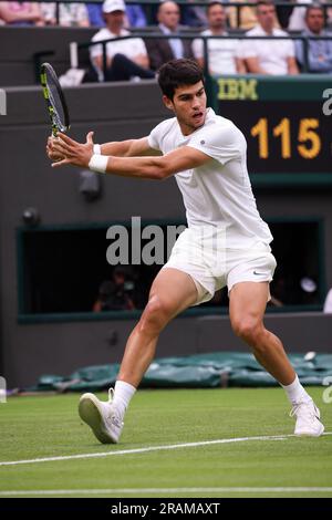 Wimbledon. Carlos Alcaraz aus Spanien. 04. Juli 2023. In Aktion während der ersten Runde gegen Jeremy Chardy von Frankreich während der Eröffnung in Wimbledon. Kredit: Adam Stoltman/Alamy Live News Stockfoto