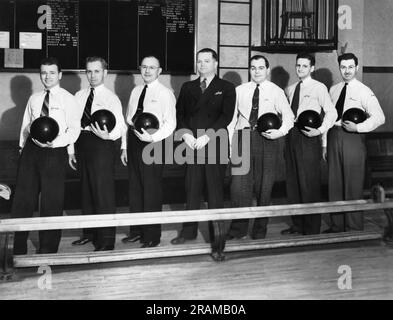 Pennsylvania: Februar 1940, Posen Eines Männer-Bowlingteams mit ihren Bowlingbällen. Stockfoto