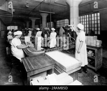 Long Island City, New York: 1923 die Chiclet-Verpackungsabteilung der American Chicle Company. Stockfoto