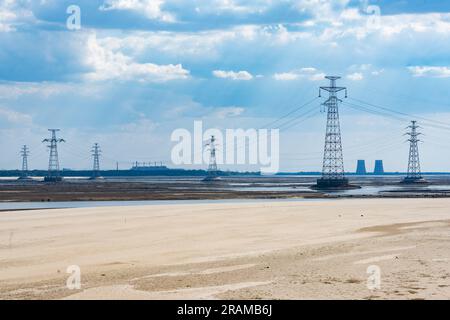 Nikopol, Ukraine. 03. Juli 2023. Nicolas Cleuet/Le Pictorium - UKR - war Ukraine - Kernkraftwerk Zaporijia - Enerhodar - 3/7/2023 - Ukraine/Region Zaporizia/Zaporijia - Kernkraftwerk Zaporizhia - Enerhodar vom rechten Ufer des Dnieper bei Nikopol, mit dem Kakhovka-Reservoir im Vordergrund, Der seit der Zerstörung des Nova Kakhovka-Staudamms Anfang Juni 2023 ausgetrocknet ist. Kredit: LE PICTORIUM/Alamy Live News Stockfoto