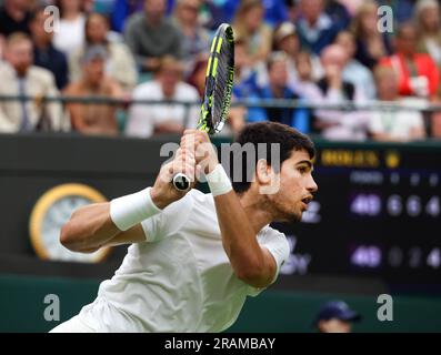 Wimbledon. Carlos Alcaraz aus Spanien. 04. Juli 2023. In Aktion während der ersten Runde gegen Jeremy Chardy von Frankreich während der Eröffnung in Wimbledon. Kredit: Adam Stoltman/Alamy Live News Stockfoto