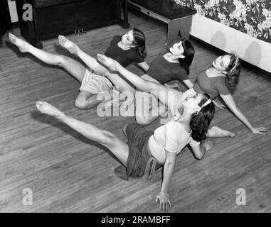 Chicago, Illinois: 17. März 1944 Eine Gruppe von Sekretärinnen, die gerne tanzen, führen ihre Aufwärmübungen durch. Stockfoto