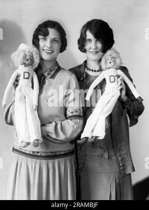 Des Moines, Iowa: ca. 1927 zwei Schwestern der Drake University Chi Omega-Studentenverbindung haben die neue Mode französischer Boudoir-Puppen in weißen Pullover und blauem „D“ der Drake Bulldog-Cheerleader geschaffen. Stockfoto