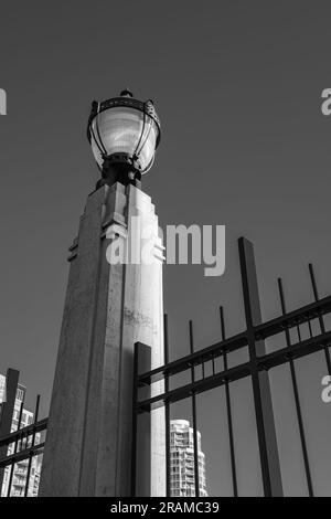 Straßenlaterne. Schöne Straßenbeleuchtung. Der eiserne Zaun mit alten Straßenlaternen drauf. Schwarzweißfoto. Die LED-Straßenlaternen sind über der wa Stockfoto