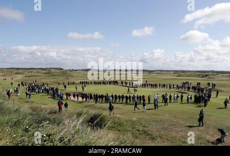 4. Juli 2023; West Lancashire Golf Club, Blundellsands, Liverpool, England: Finale Qualifizierung für die Open; Blick auf die Galerie rund um das Grün am ersten Loch Stockfoto