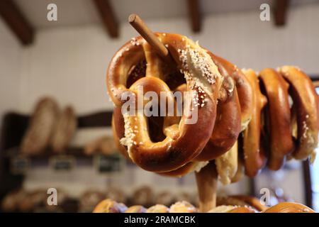 Nahaufnahme von Brezeln in der Ecomusée d'alsace, Frankreich Stockfoto