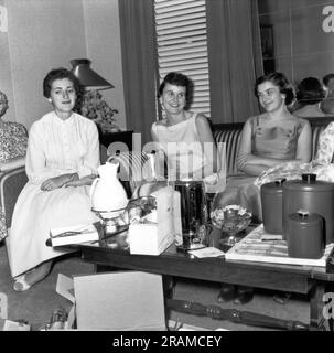 USA: ca. 1961 Frauen auf einer Haushaltswarenparty. Stockfoto