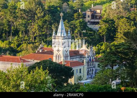 Das historische Camara Municipal de Sintra oder Rathaushaus, ein Burggebäude mit einem Turmdach und Uhrenturm, bei Sonnenuntergang in Sintra, Portugal. Die romantischen architektonischen und märchenhaften Paläste ziehen Touristen aus der ganzen Welt an. Stockfoto