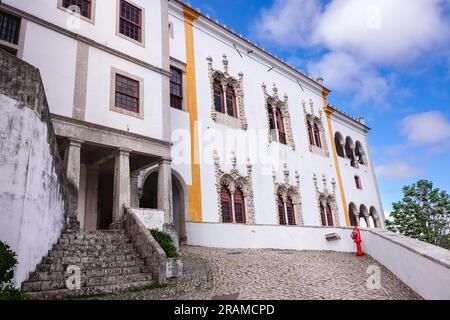 Der historische Nationalpalast von Sintra oder in Palácio Nacional de Sintra vom Eingang des Manueline Flügels in Sintra, Portugal aus gesehen. Die romantischen architektonischen und märchenhaften Paläste ziehen Touristen aus der ganzen Welt an. Stockfoto