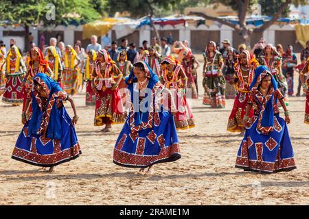 Unidentifizierte Rajasthani-Mädchen bereiten sich auf die Tanzleistung bei vor Stockfoto
