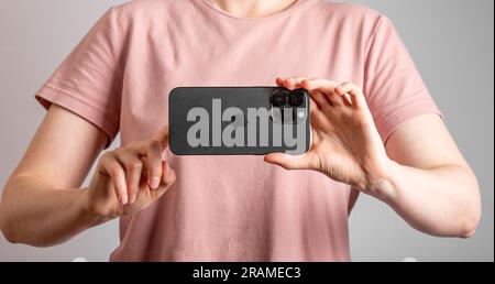 Lodz, Polen, Juni 19 2023 Handaufnahme mit Smartphone-Kamera, mobile Fotografie. Stockfoto