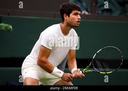 Wimbledon. Carlos Alcaraz aus Spanien. 04. Juli 2023. In seinem ersten Spiel gegen Jeremy Chardy von Frankreich während der Eröffnung in Wimbledon. Kredit: Adam Stoltman/Alamy Live News Stockfoto