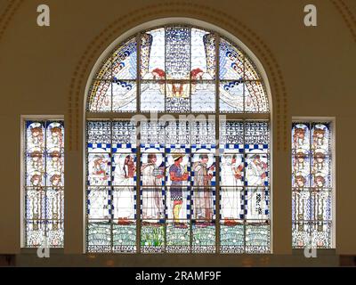 Buntglasfenster mit christlichen Ideen und Lehren in der Kirche St. Leopold am Steinhof, Wien Stockfoto