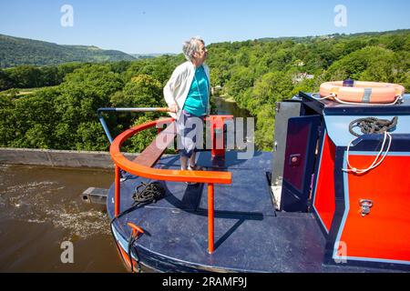 Das Grachtennarrowboat überquert 38 Meter über dem Dee-Tal am Pontcysyllte Aqueduct in der Nähe von Llangollen North Wales, einem UNESCO-Weltkulturerbe Stockfoto