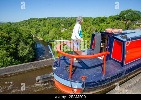 Das Grachtennarrowboat überquert 38 Meter über dem Dee-Tal am Pontcysyllte Aqueduct in der Nähe von Llangollen North Wales, einem UNESCO-Weltkulturerbe Stockfoto