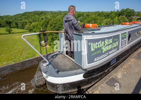 Das Grachtennarrowboat überquert 38 Meter über dem Dee-Tal am Pontcysyllte Aqueduct in der Nähe von Llangollen North Wales, einem UNESCO-Weltkulturerbe Stockfoto