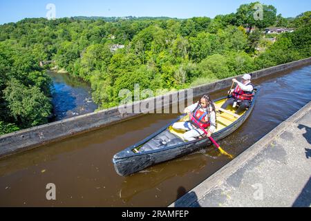 Kajakkanu, 38 Meter über dem Dee-Tal auf dem Pontcysyllte Aquädukt in der Nähe von Llangollen North Wales, einem UNESCO-Weltkulturerbe Stockfoto