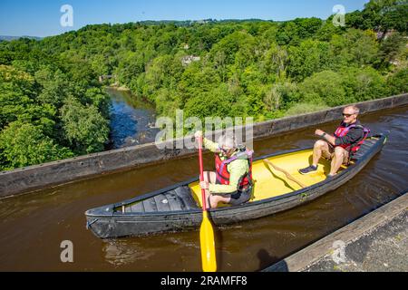 Kajakkanu, 38 Meter über dem Dee-Tal auf dem Pontcysyllte Aquädukt in der Nähe von Llangollen North Wales, einem UNESCO-Weltkulturerbe Stockfoto