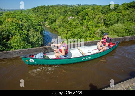 Kajakkanu, 38 Meter über dem Dee-Tal auf dem Pontcysyllte Aquädukt in der Nähe von Llangollen North Wales, einem UNESCO-Weltkulturerbe Stockfoto