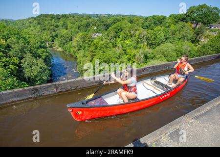 Kajakkanu, 38 Meter über dem Dee-Tal auf dem Pontcysyllte Aquädukt in der Nähe von Llangollen North Wales, einem UNESCO-Weltkulturerbe Stockfoto