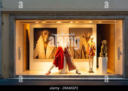 Rom, Latium, Italien, 4. Juli 2023, Ein Schaufenster von Max Mara in der spagna-Gegend von Rom. Stockfoto