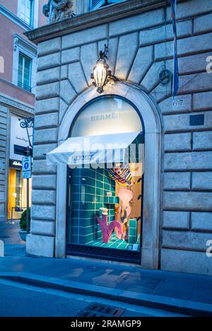 Rom, Latium, Italien, 4. Juli 2023, Ein Schaufenster von Hermes in der spagna-Gegend von Rom. Stockfoto