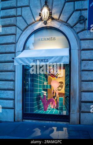 Rom, Latium, Italien, 4. Juli 2023, Ein Schaufenster von Hermes in der spagna-Gegend von Rom. Stockfoto