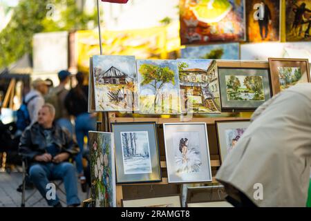 VILNIUS, LITAUEN - 2. SEPTEMBER 2022: Gemälde, die während der Weltausstellung verkauft wurden, wo Meister der litauischen Nationalgemeinschaften ihre Kunst präsentieren Stockfoto