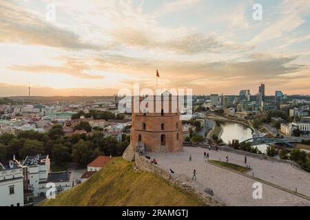 Der Gediminas Tower, der verbleibende Teil der Oberen Burg in Vilnius, aus der Vogelperspektive. Sonnenuntergangslandschaft der von der UNESCO inspirierten Altstadt von Vilnius, dem Herzen Stockfoto