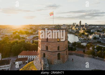 Der Gediminas Tower, der verbleibende Teil der Oberen Burg in Vilnius, aus der Vogelperspektive. Sonnenuntergangslandschaft der von der UNESCO inspirierten Altstadt von Vilnius, dem Herzen Stockfoto