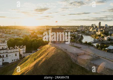 Der Gediminas Tower, der verbleibende Teil der Oberen Burg in Vilnius, aus der Vogelperspektive. Sonnenuntergangslandschaft der von der UNESCO inspirierten Altstadt von Vilnius, dem Herzen Stockfoto