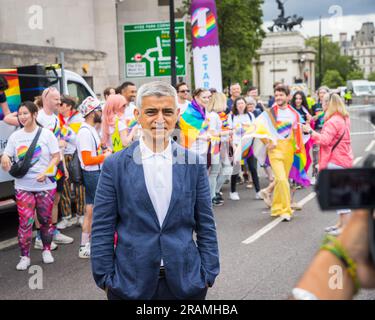 Sadiq Khan, Bürgermeister von London, führt ein Interview vor Beginn der Parade "Pride in London" Stockfoto