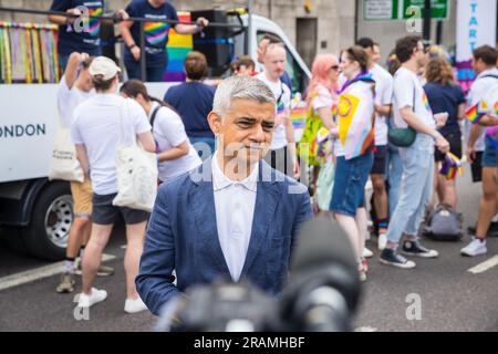 Sadiq Khan, Bürgermeister von London, führt ein Interview vor Beginn der Parade "Pride in London" Stockfoto